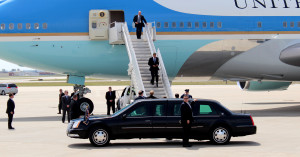 Obama getting off the plane at CID.  Photo by Ellen Carman