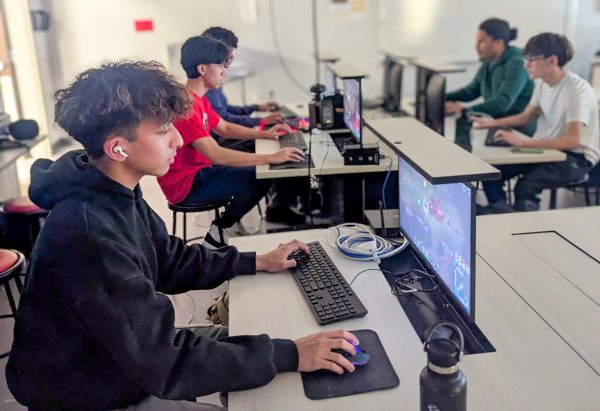 David Martinez-Ortez ‘25, Nick Tran ‘25, Elijah Wyatt ‘25, Zakai Kreiner ‘25, and Ziggy Alvarez ‘25 play League of Legends in competition