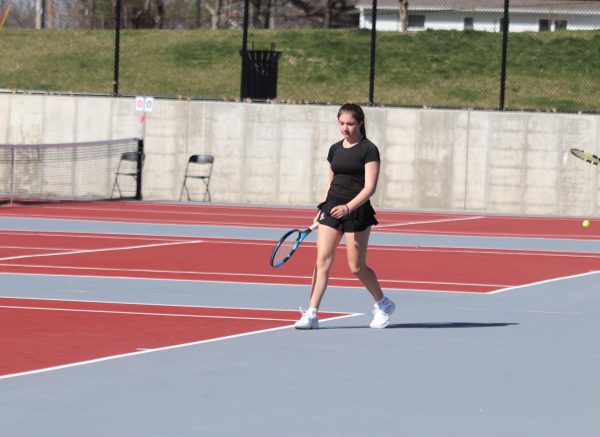 Sydney Geisen '26 returns to the base line to prepare for her next serve. 
